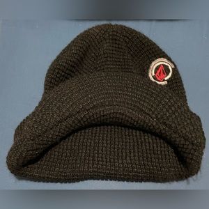 VOLCOM  black duckbill beanie